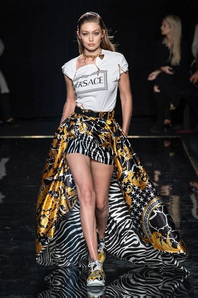 immagini di vestiti da giorno versace|Nuova collezione di vestiti da donna di Versace su FARFETCH.